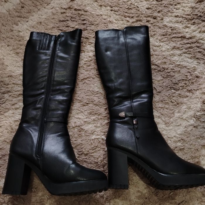 Продам женские сапоги