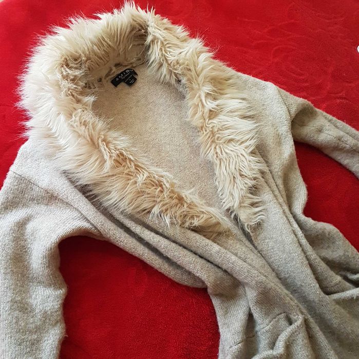 Бежова жилетка с яка