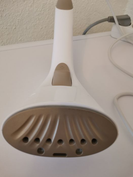 Fier de călcat vertical Philips.