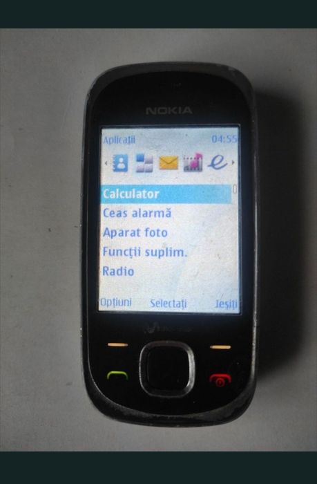 Telefon cu tastatură cu cameră foto video, foarte bine întreținut, arată foarte bine.