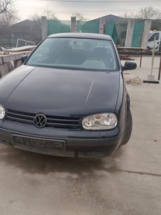 Dezmembrez Golf 4 1.4 16v in 2 usi/4 usi