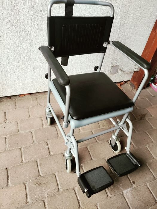 Scaun cu rotile pentru persoane cu dizabilități