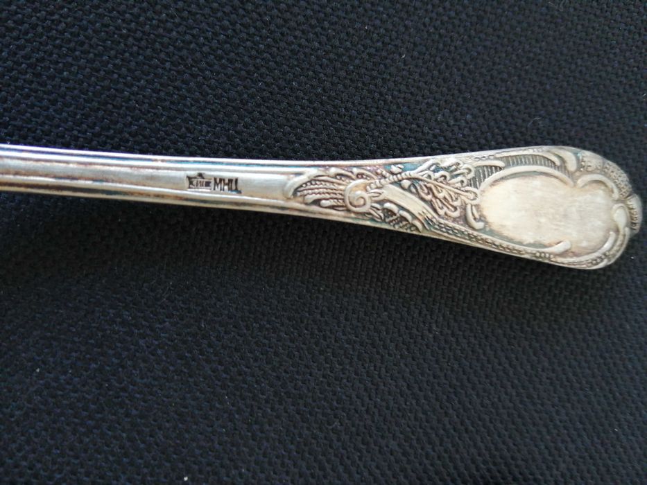 Doua linguri lingurite vintage de colectie una are crucea malteza