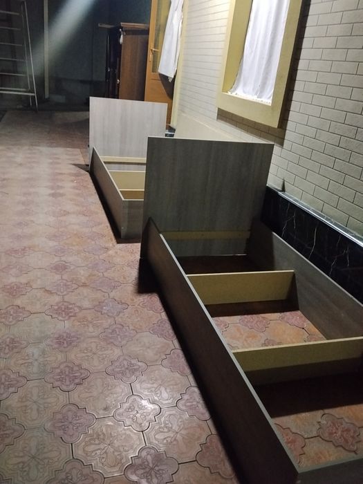 Kravat divan sotiladi 2tarazmer2.20*90.matrasi yaxshisidan artaped