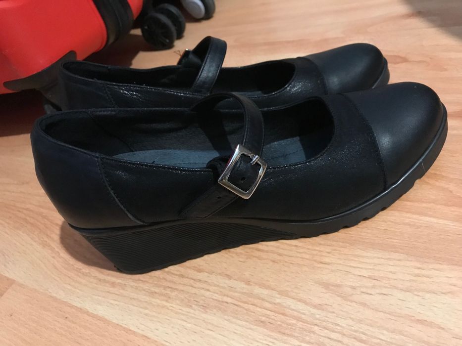 Сандал с дебел, нисък ток за 20 лв.- 40-ти номер.