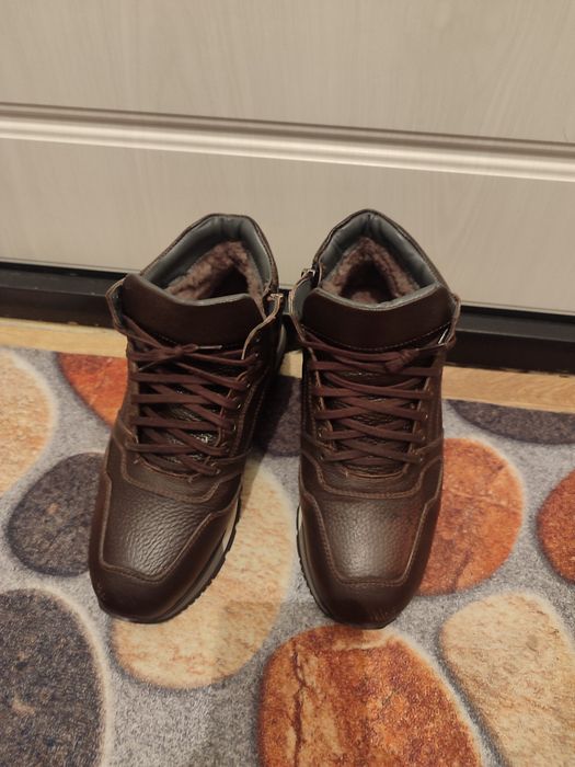 Продам  кроссовки зима