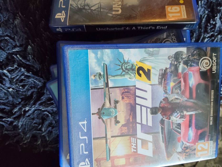 PS4 1TB cu 2 manete negociabil