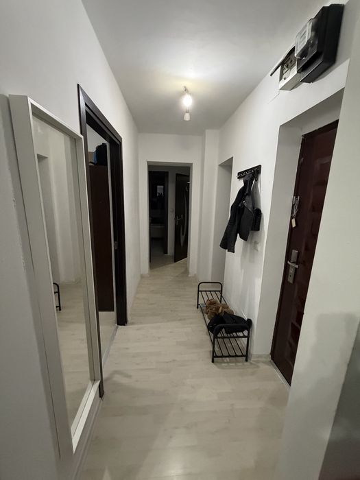 Închiriez apartament| 3 camere| zona Berceni, cu loc de parcare.