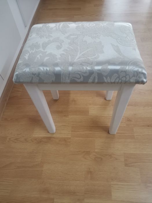 Tabureti cu sezut tapitat