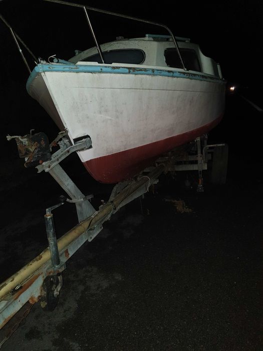 Vand barca cu vela si motor