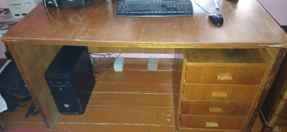 продается стол кухонный и компьютерный, две кровати (пр-во Румыния)