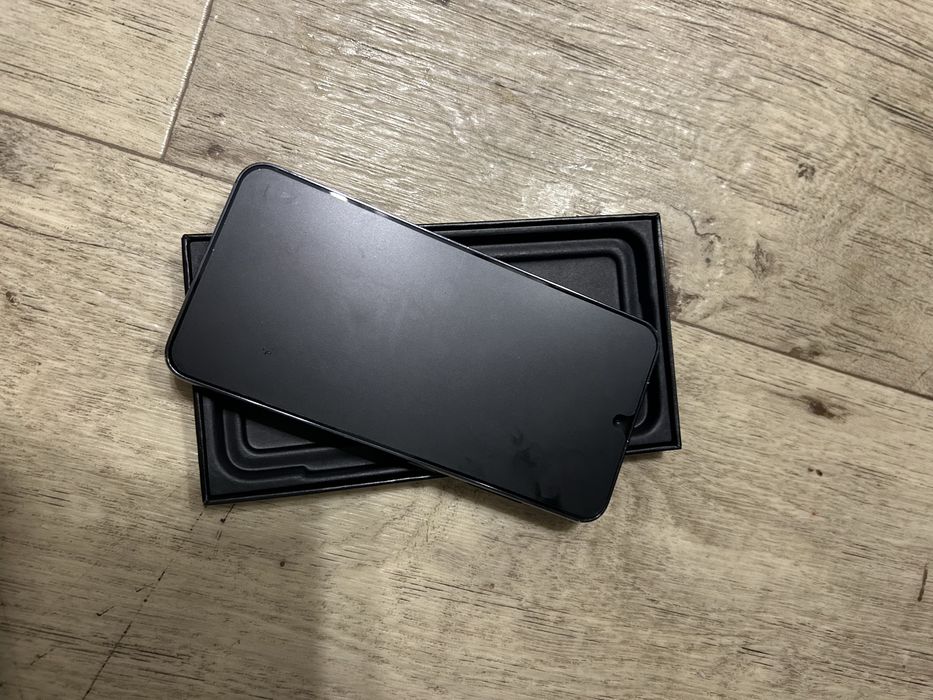 Samsung S23 в черном цвете