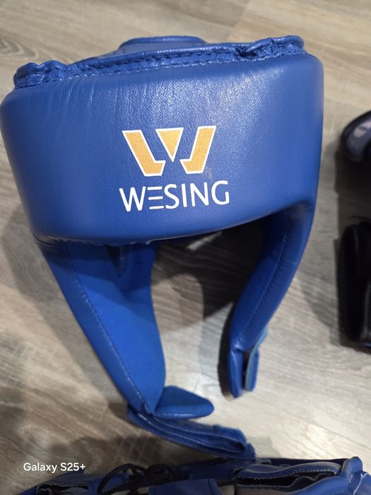 Шлем, перчатки, форма, бинты для бокса