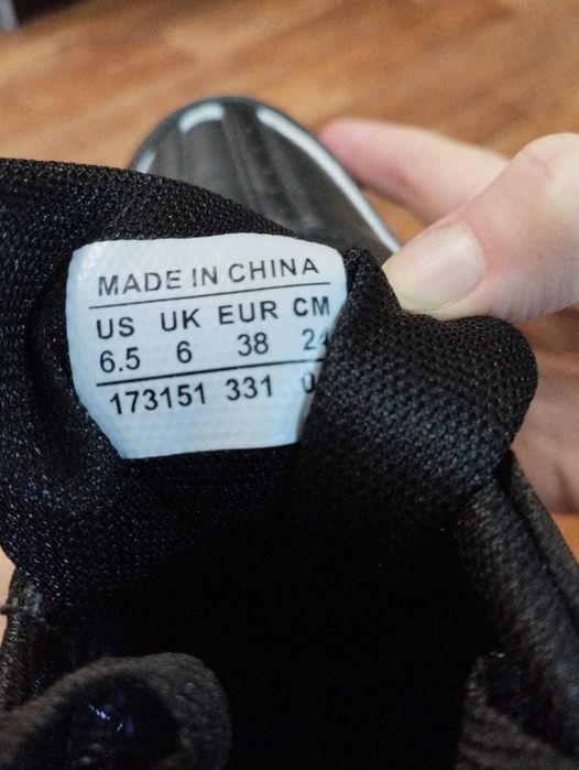 Продам кроссовки новые 38 р.