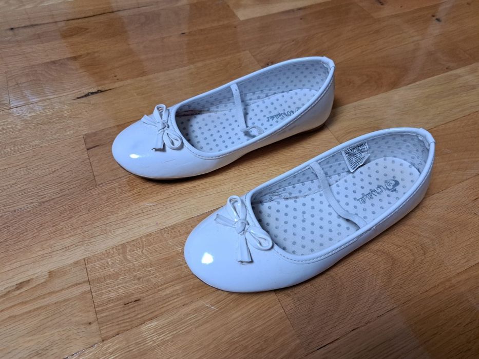 Balerini albi, lăcuiți