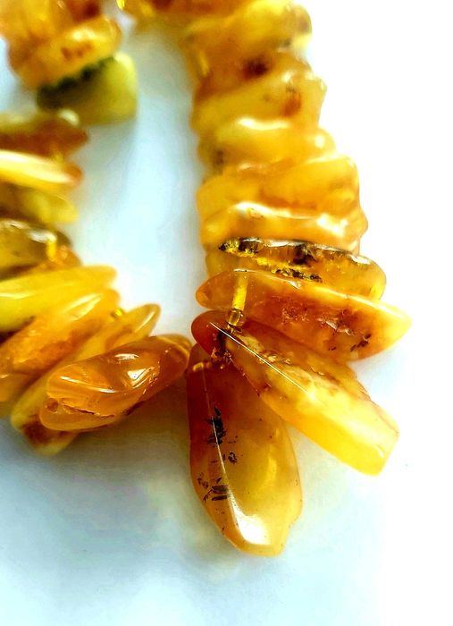 Колиета от естествен масивен кехлибар. Кехлибарена огърлица - 95 броя