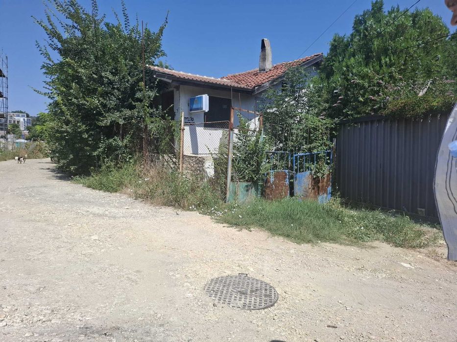 Продава къща с двор