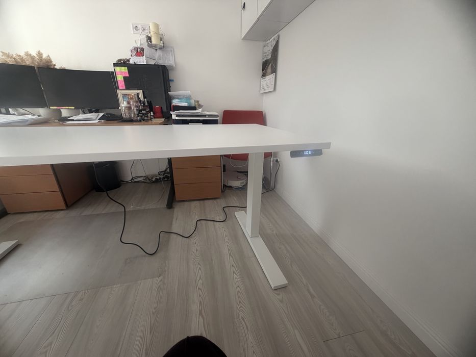 Birou cu reglare electrica pe inaltime