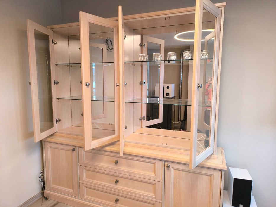 Масивен шкаф с витрина