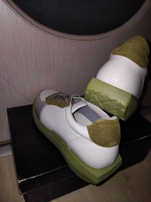 Дамски спортни обувки