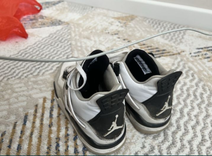 Продам кроссовки JORDAN 4. Торг есть