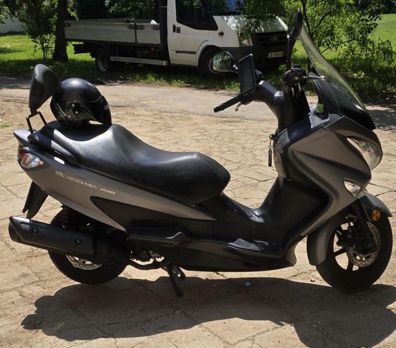 Скутер Suzuki BURGMAN 200.