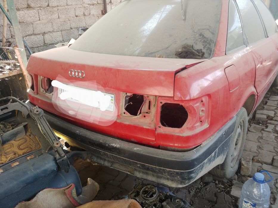 На запчасти Ауди 80 б3 имеется газ балон