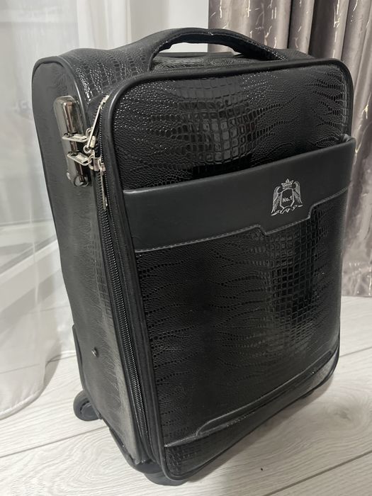 чемодан с замком