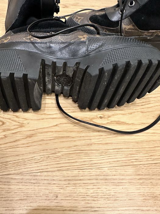 Боти с връзки и дебела подметка