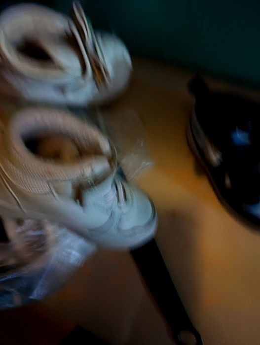 Отдам за вкусняшку ботинки сапоги