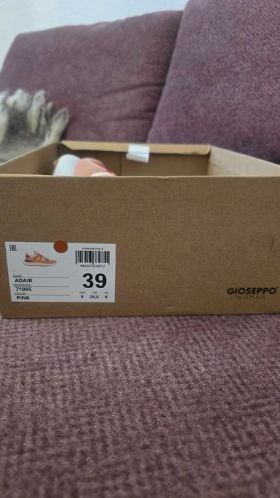 Нови дамски маратонки 39 номер.