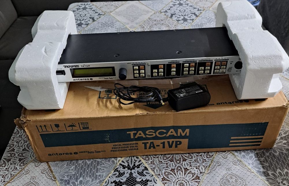 Vând procesor de voce TASCAM TA-1VP