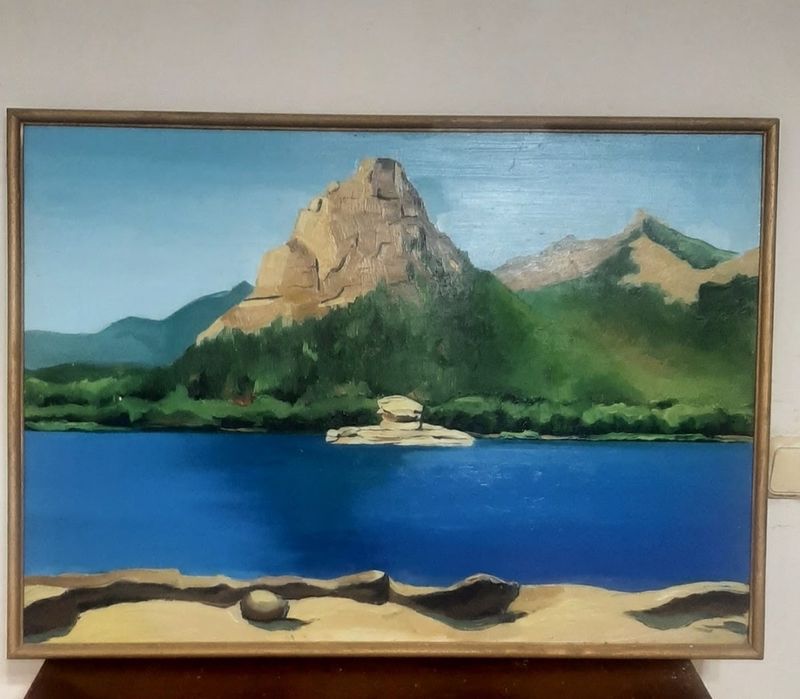 Люстра, шторки, картины