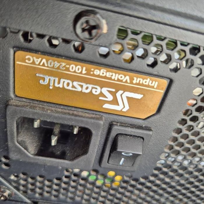 Кутия за компютър със захранване 750w СПЕШНО