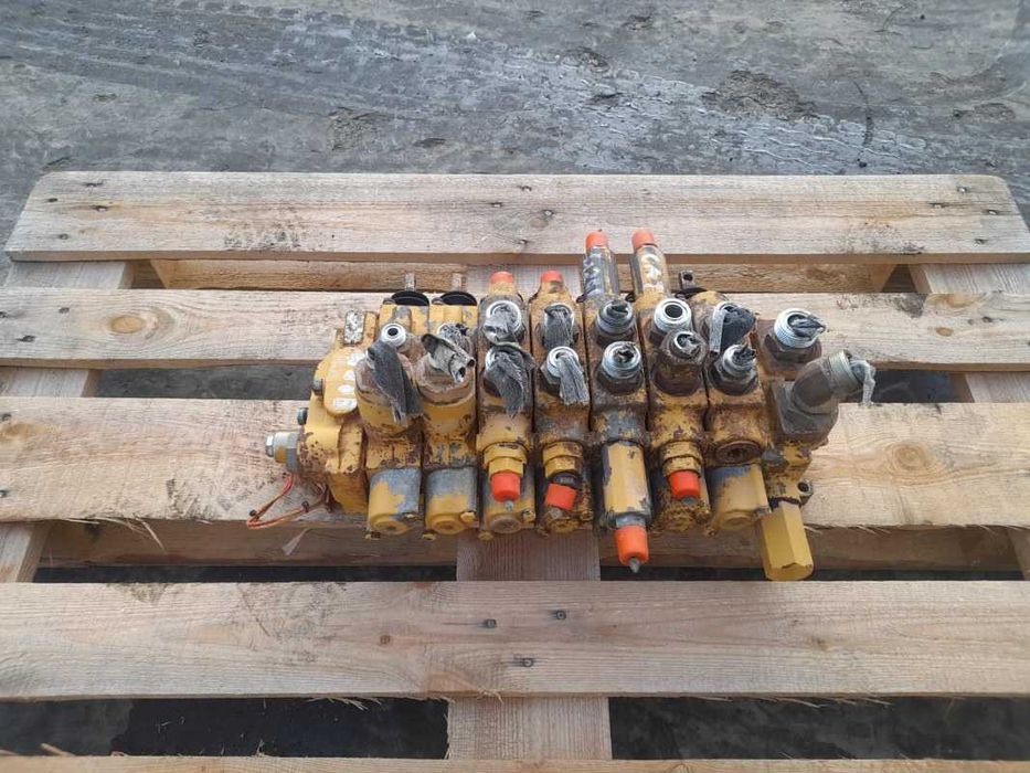 Distribuitor hidraulic Caterpillar 1943T30 buldoexcavator Caterpillar 428