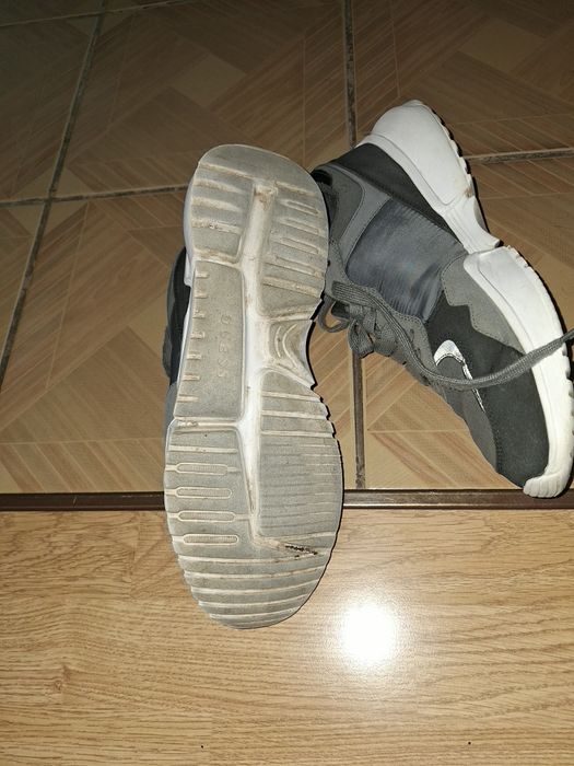 Vând adidași Guess