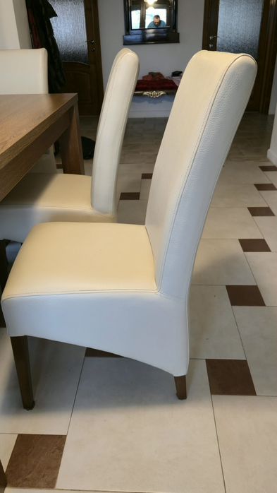Set dining modern: masă nuc + 6 scaune crem, impecabile