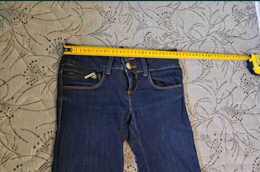 Дамски дънки, размер "XS".