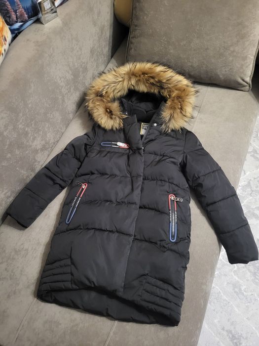 Продам! Зимний пуховик на девочку!