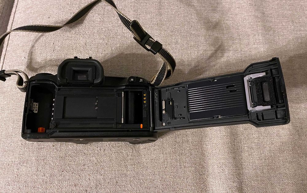 Canon EOS 500 Quartz Date body pe film 35mm compatibil EF