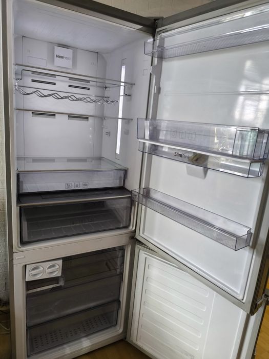 Продавам хладилник а фризер