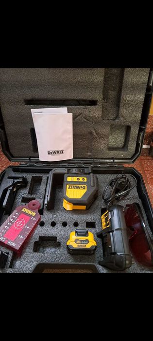 Линеен лазерен нивелир DeWALT DCE088 с червен лъч