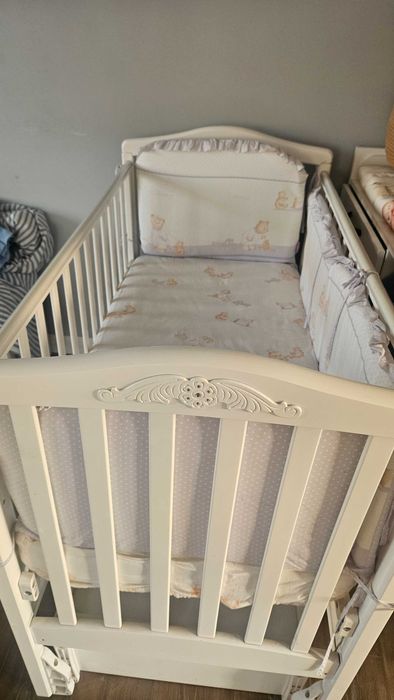 Кроватка детская с маятником