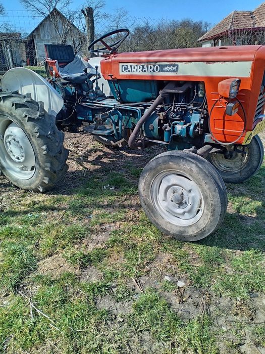 Tractor în două pistoane