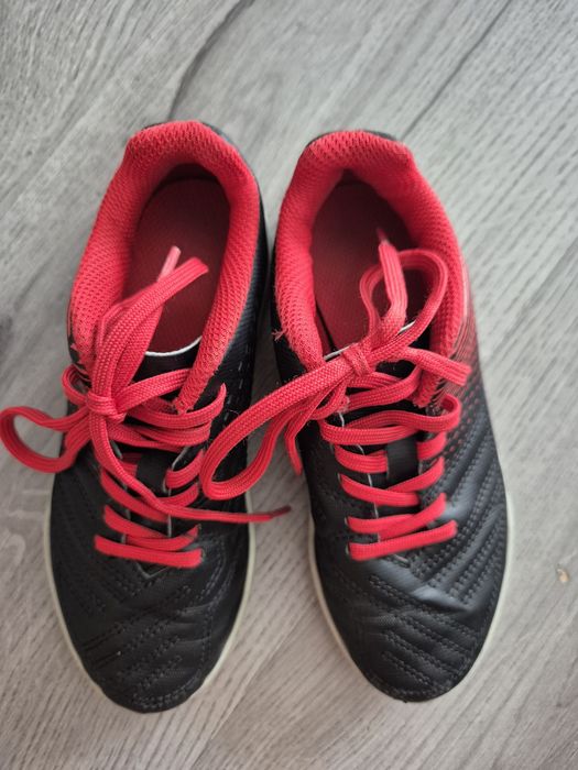 Ghete fotbal / Adidași Kipsta măsura 30 (brț 18.5 cm) - negru cu roșu