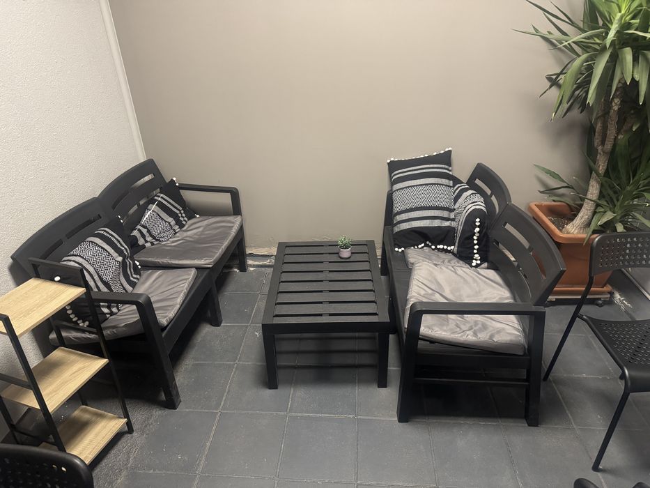 Сепаре с масичка два стола и пейка