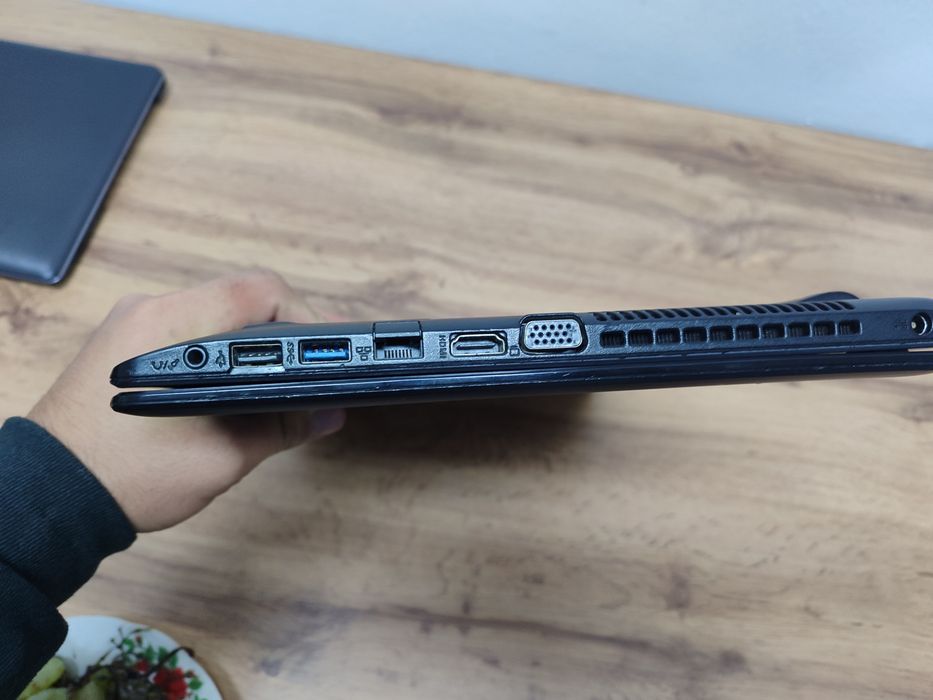 Ноутбук      ASUS