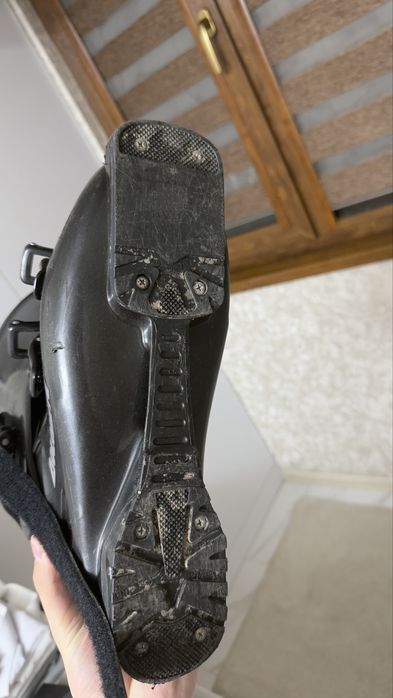 Продам лыжи и ботинки.