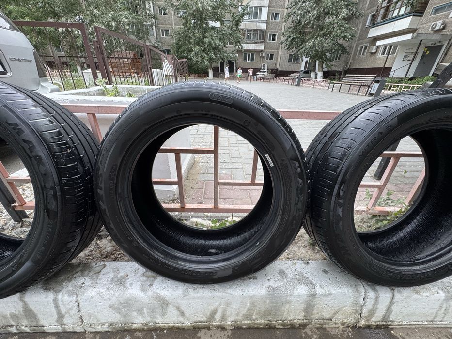 Продам шины 215/55/17 максис