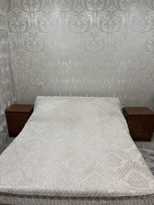 Продается 2-х спальная кровать, 2 тумбы, комод